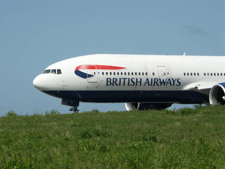 Самолет British Airways улетает