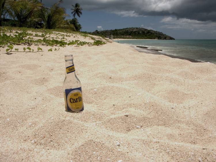 Пиво Кариб на пляже