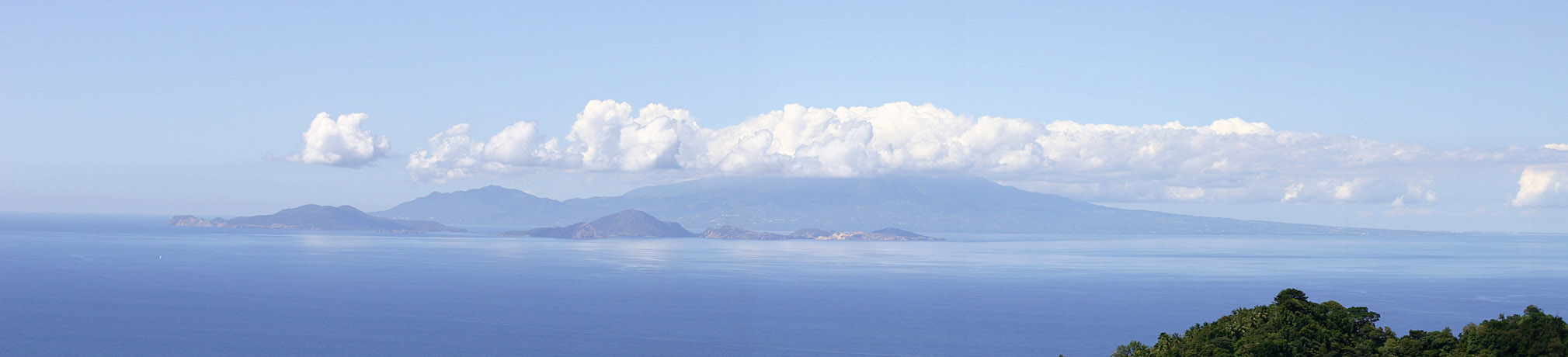 Вид на остров Гваделупа с острова Доминика