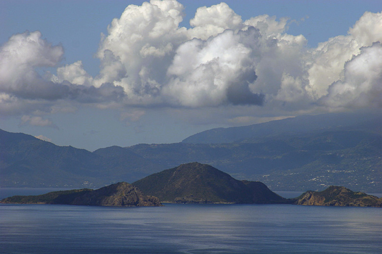 Вид на остров Гваделупа с острова Доминика